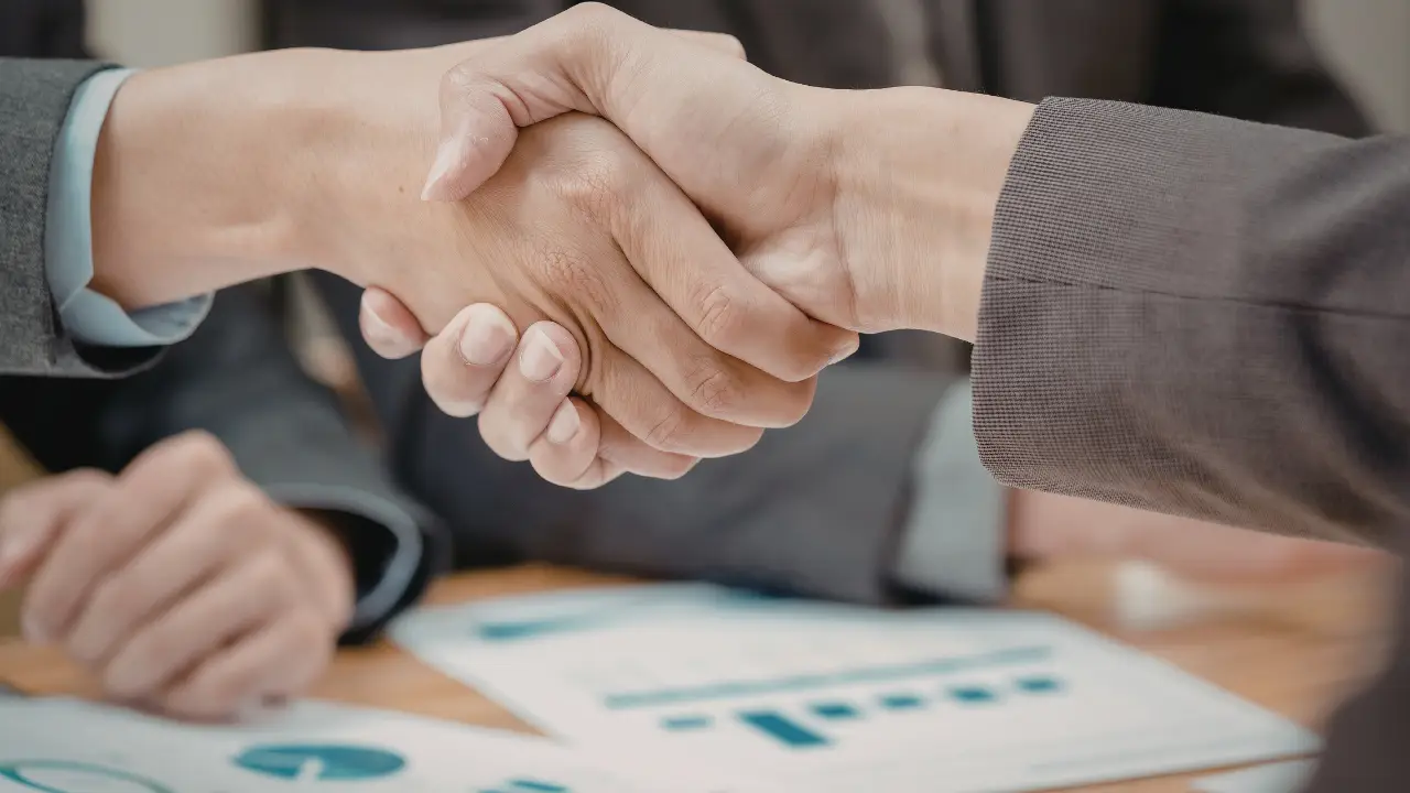 Entrepreneur working with a social media manager to reduce decision fatigue and simplify content creation.